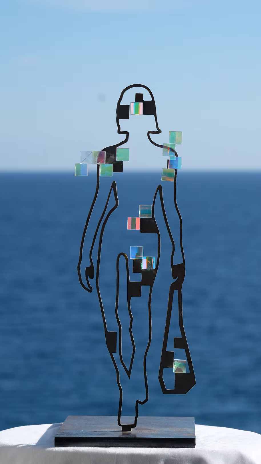 La sculpture SCULPTURE LES MARCHEURS DE LA PROMENADE DES ANGLAIS, NICE contemporaine en acier signée Djiango Artist : forme abstraite et géométrique où l'influence architecturale se déploie en volume. Édition limitée, certificat d'authenticité inclus. Côte d'Azur : Nice, Monaco, St Tropez, Cannes, Paris & international format personnalisé sur demande.