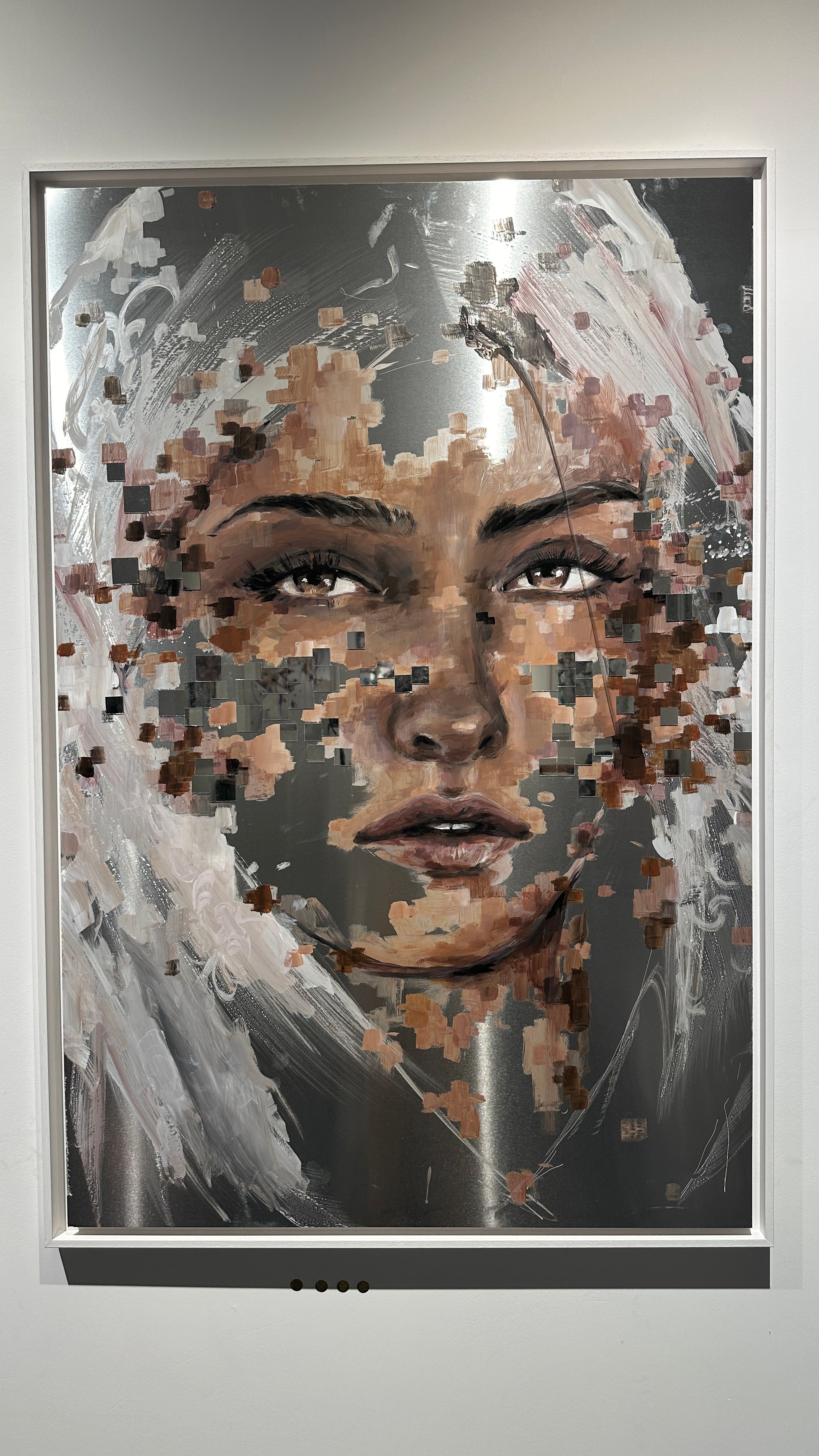 Sora, portrait contemporain signé Djiango Artist : acrylique et feuille d'or, miroir sur aluminium, un regard suspendu entre présence et évasion. Œuvre originale unique, certificat d'authenticité inclus. Nice & Côte d'Azur.