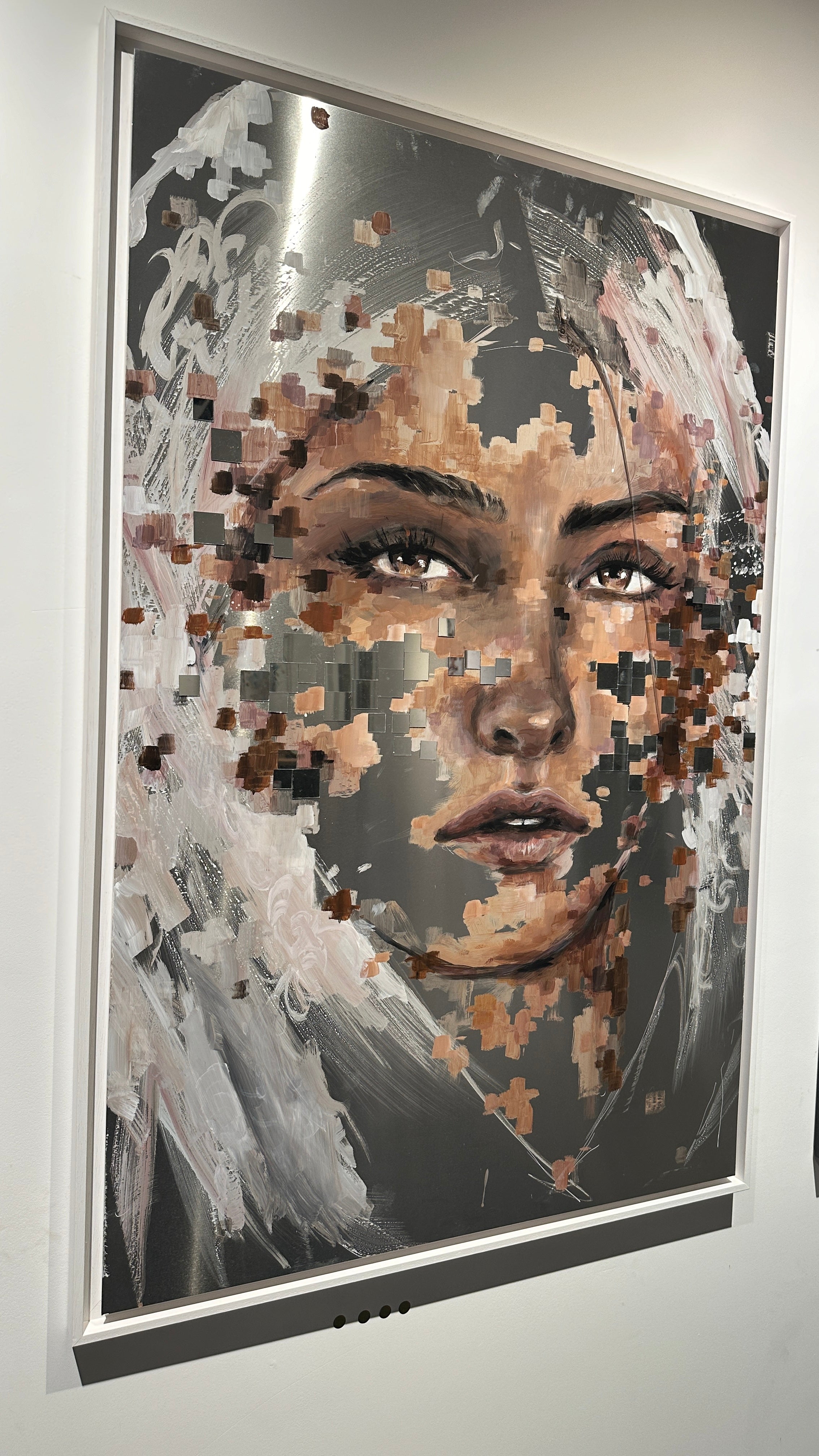 Sora, portrait contemporain signé Djiango Artist : acrylique et feuille d'or, miroir sur aluminium, un regard suspendu entre présence et évasion. Œuvre originale unique, certificat d'authenticité inclus. Nice & Côte d'Azur.