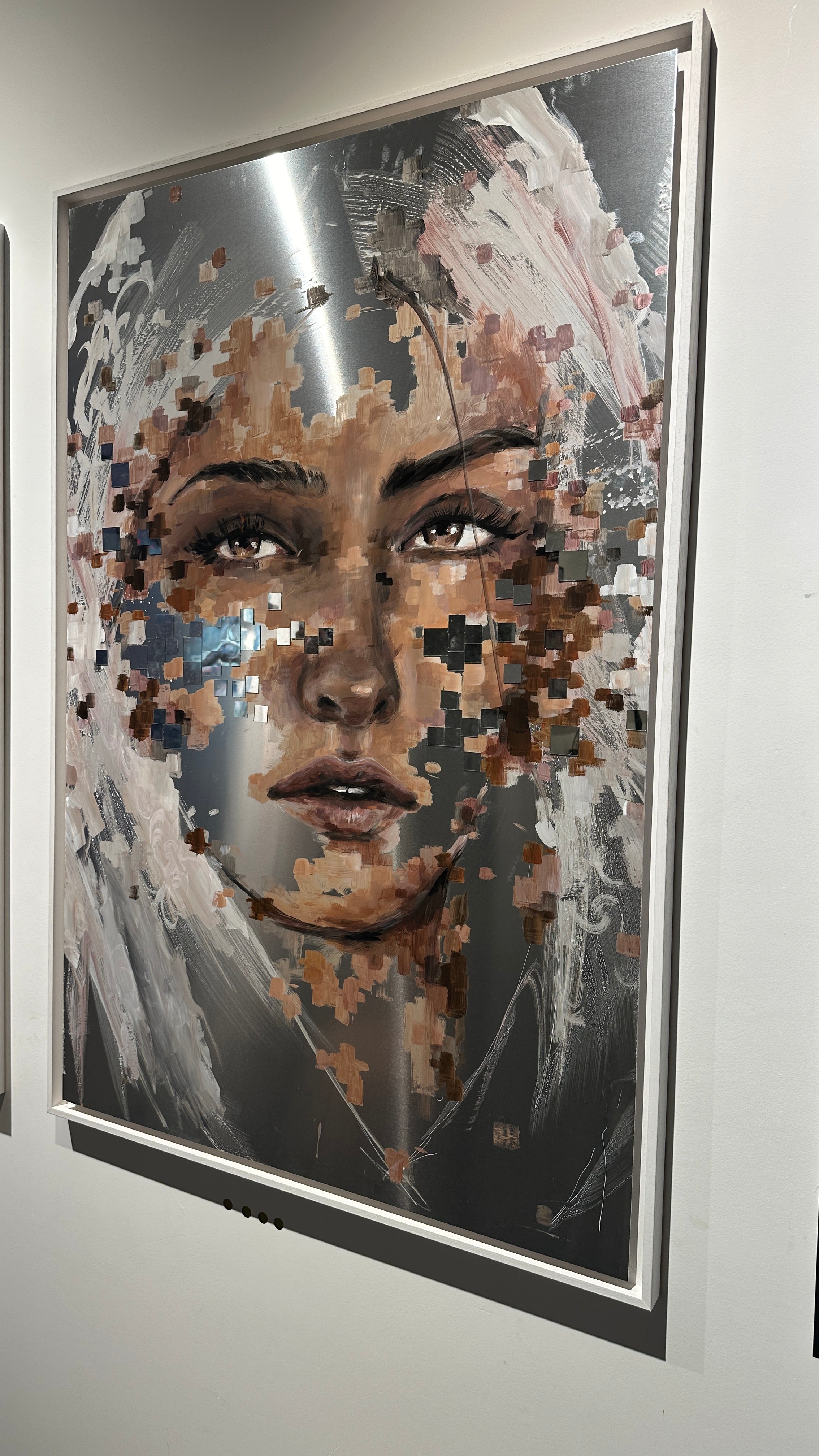 Sora, portrait contemporain signé Djiango Artist : acrylique et feuille d'or, miroir sur aluminium, un regard suspendu entre présence et évasion. Œuvre originale unique, certificat d'authenticité inclus. Nice & Côte d'Azur.